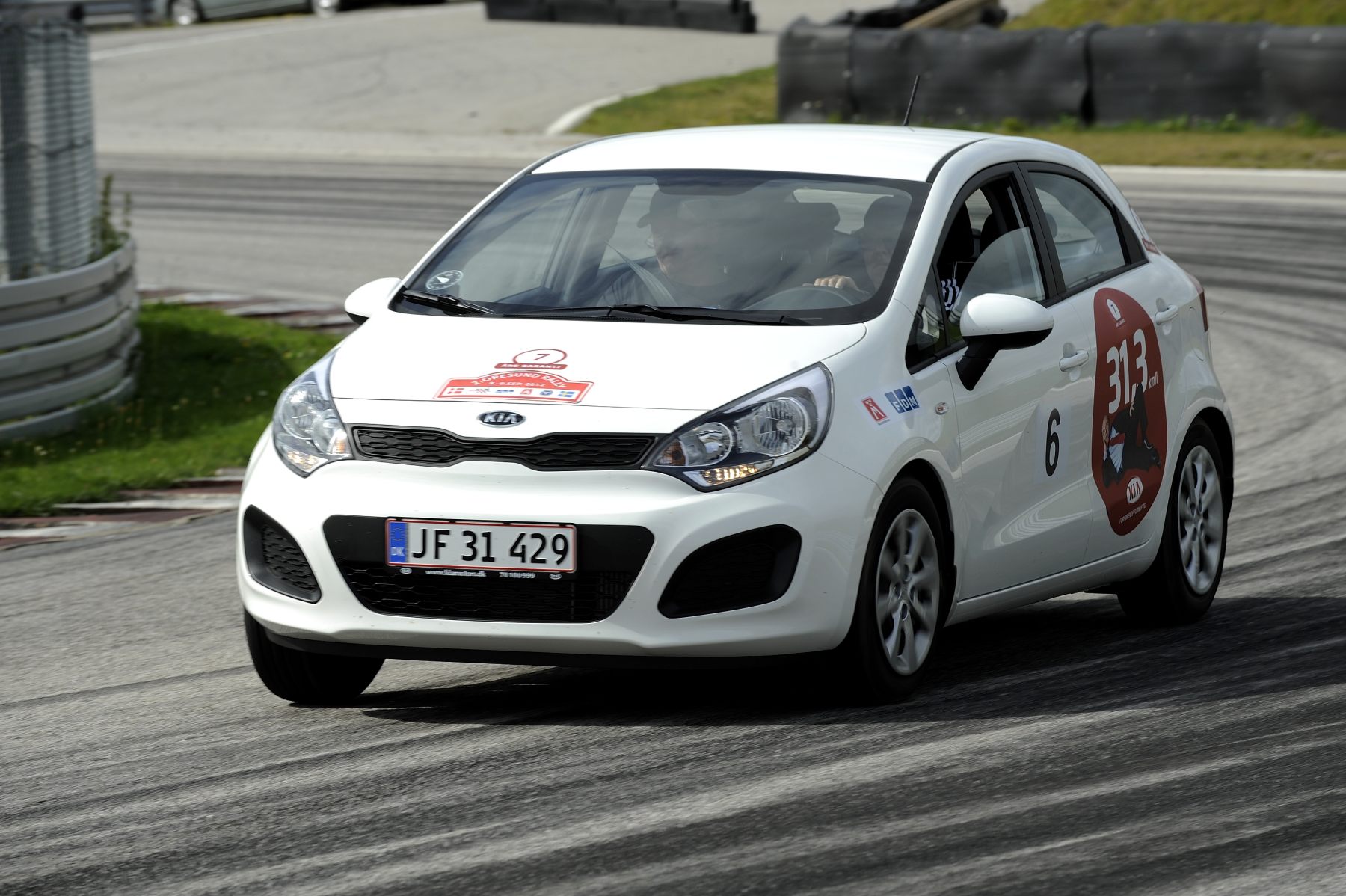 31,3 km/l står der på Leon Spiegelhauers og Kim Pedersens nye KIA Rio 1,1 CRDI Motion, men i Oresund Rally pressede de to sjællandske rallykørere hele 35,5 kilometer ud af hver liter diesel på den nyligt markedsintroducerede bil.
(Foto: Michael Eisenberg)